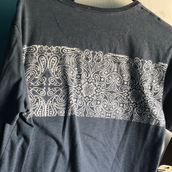 Men’s Blue Medium Print T shirt - Picture 2 of 2